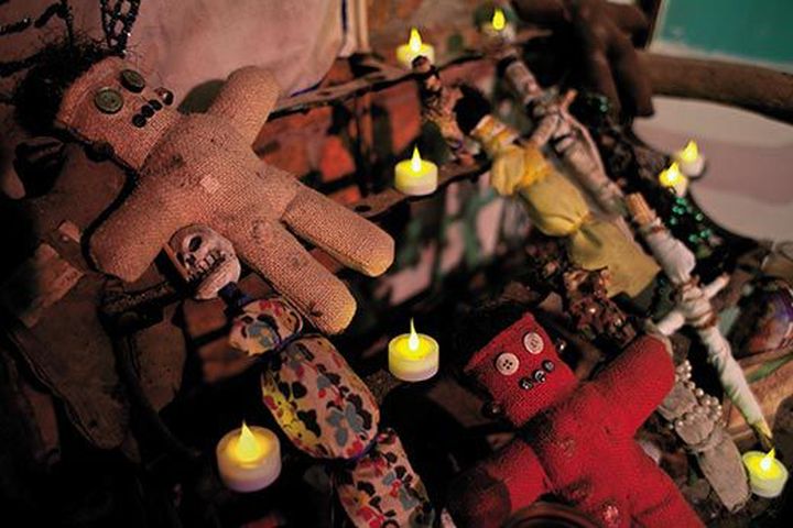 voodoo hoodoo magie ritueel rituelen amulet vervloeking curse bloed religie mojo dieren offeren energie west-afrika